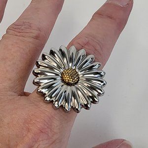 *4/$20* Stainless steel silver tone daisy ring with a gold tone center size 7